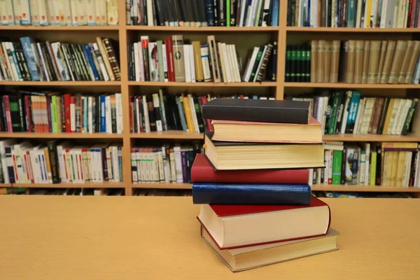 Bücherstapel Auf Dem Tisch Der Bibliothek — Stockfoto