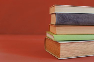 Sıraya dizilmiş kitap yığını