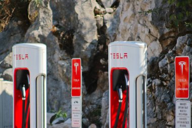 Vrgorac, Hırvatistan, 2 Ekim 2023. Tesla arabaları şarj istasyonunda.