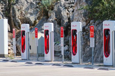Vrgorac, Hırvatistan, 2 Ekim 2023. Tesla arabaları şarj istasyonunda.