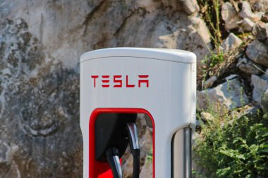 Vrgorac, Hırvatistan, 2 Ekim 2023. Tesla arabaları şarj istasyonunda.