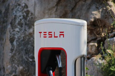 Vrgorac, Hırvatistan, 2 Ekim 2023. Tesla arabaları şarj istasyonunda.