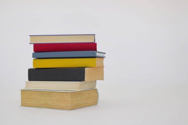 Beyaz arkaplan üzerine kitap yığını