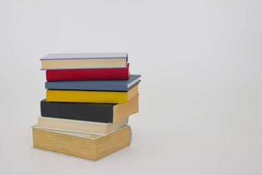 Beyaz arkaplan üzerine kitap yığını