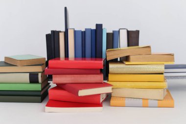 Beyaz arkaplan üzerine kitap yığını