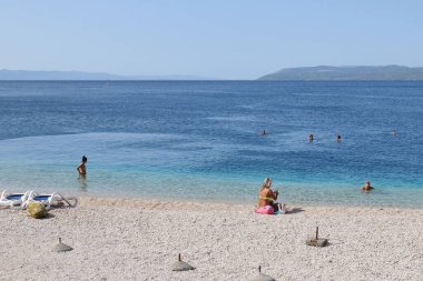 Kumsaldaki insanlar.