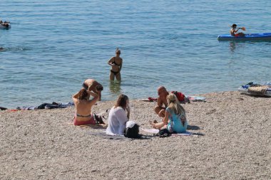 Deniz kıyısındaki insanlar