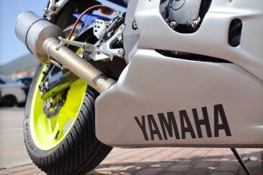 Split, Hırvatistan, 06.10.2023.Güzel mavi Yamaha spor motosikleti