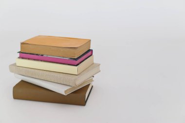 Beyaz arka plan, eğitim konsepti üzerine bir yığın kitap