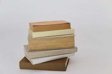 Beyaz arkaplanda bir yığın kitap
