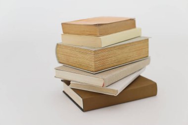 Beyaz arkaplan üzerine kitap yığını