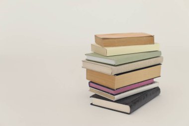 Beyaz arkaplan üzerine kitap yığını