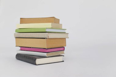 Beyaz arkaplan üzerine kitap yığını