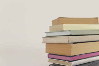 Beyaz arkaplan üzerine kitap yığını