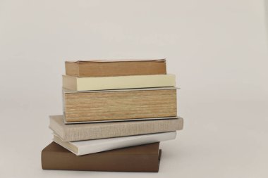 Beyaz arkaplan üzerine kitap yığını