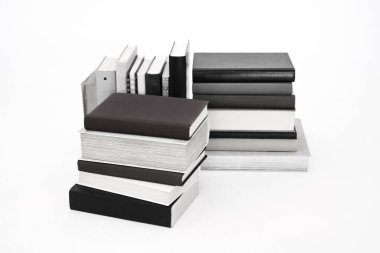 Beyaz arkaplanda farklı boyutlarda bir grubun 3 boyutlu görüntülenmesi