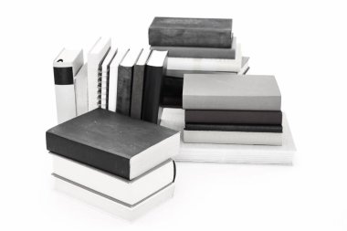 Beyaz arkaplan üzerine farklı kitap yığını