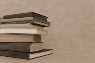 Gri arkaplanda bir yığın eski kitap