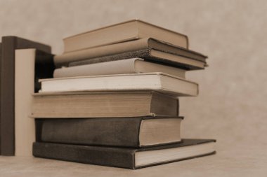 Ahşap zemin üzerine kitap yığını