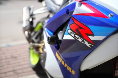 Motosiklet sokağa park edilmiş.