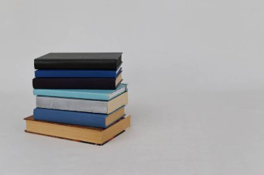 Beyaz arkaplan üzerine kitap yığını