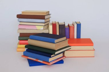 Beyaz arkaplan üzerine kitap yığını