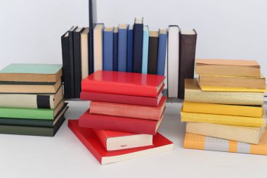 Beyaz arkaplan üzerine birçok renkli kitap