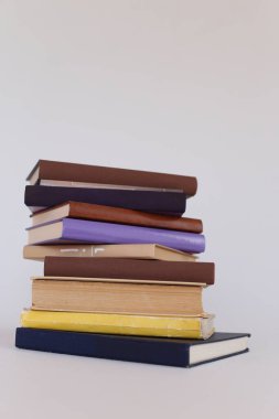 Beyaz arkaplan üzerine kitap yığını