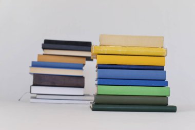 Beyaz arkaplan üzerine kitap yığını
