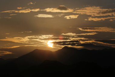Dağların üzerinden gün batımı