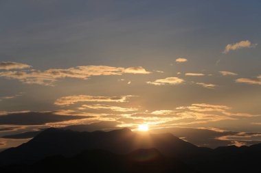 Dağlarda gün doğumu