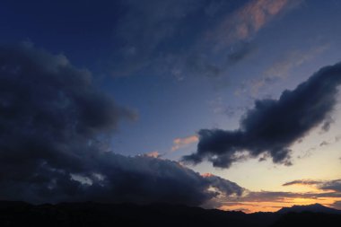 Denizin üzerinde güzel bir gün batımı