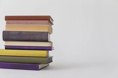 Beyaz arkaplan üzerine kitap yığını