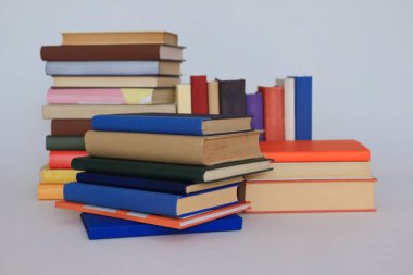 Beyaz arkaplan üzerine kitaplar