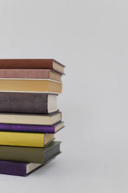 Arkaplanda kitap yığını