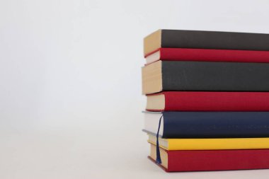 Beyaz arkaplan üzerine kitap yığını