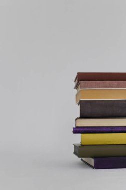 Beyaz altyapı, eğitim konsepti üzerine bir yığın kitap. Okula geri dön.