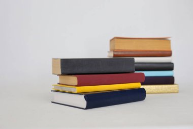 Beyaz arkaplan üzerine kitap yığını