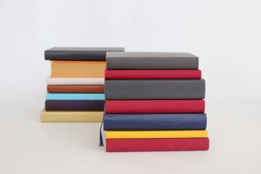 Renkli kitap yığını.