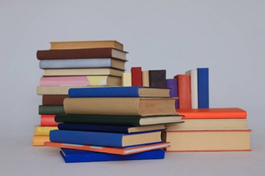 Beyaz arkaplan üzerine kitap yığını