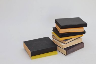 Siyah masadaki kitap yığını