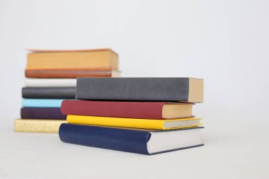 Beyaz arkaplan üzerine kitap yığını