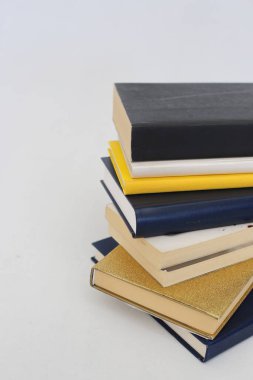 Beyaz arkaplan üzerine kitap yığını