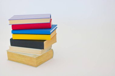 Beyaz arkaplanda izole kitap yığını