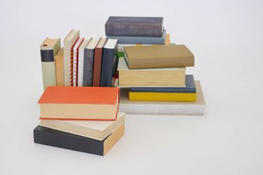 Beyaz arkaplan üzerine kitap yığını
