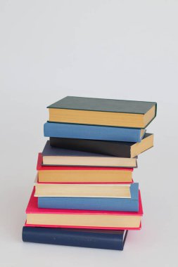 Beyaz üzerine kitap yığını