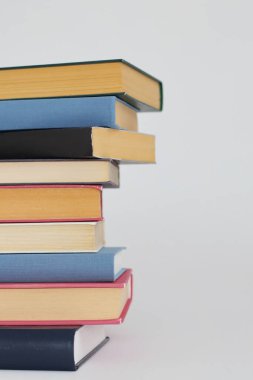 Beyaz arkaplan üzerine kitaplar