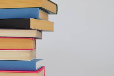 Beyaz arkaplan üzerine kitap yığını