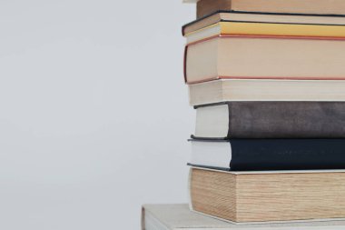 Beyaz arkaplan üzerine kitap yığını