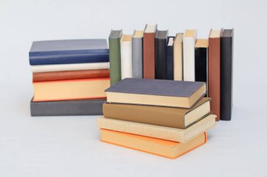 Kitap yığını, beyaz arkaplan
